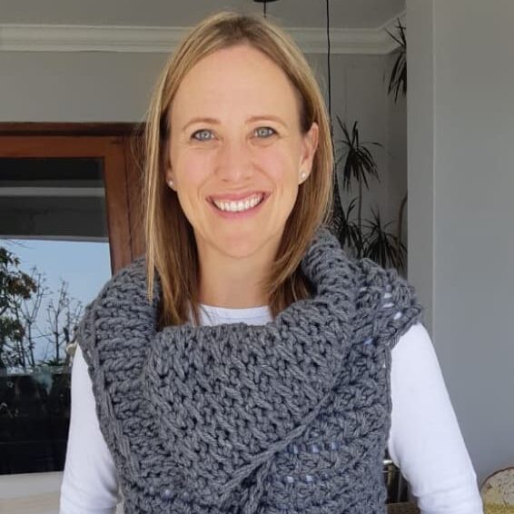 Smiling woman wearing chunky gray knitted scarf